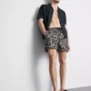 Badshorts med abstrakt tryck