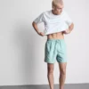 Badshorts med broderade löv