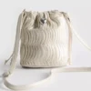 Rynkad crossbody-väska i hinkform