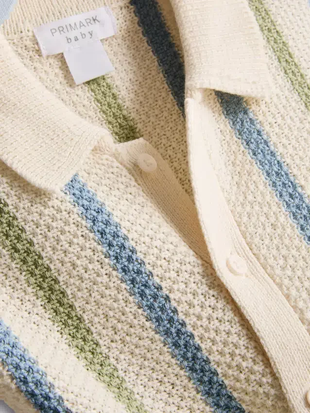 0–12 månader | Set med randig stickad polotröja och shorts