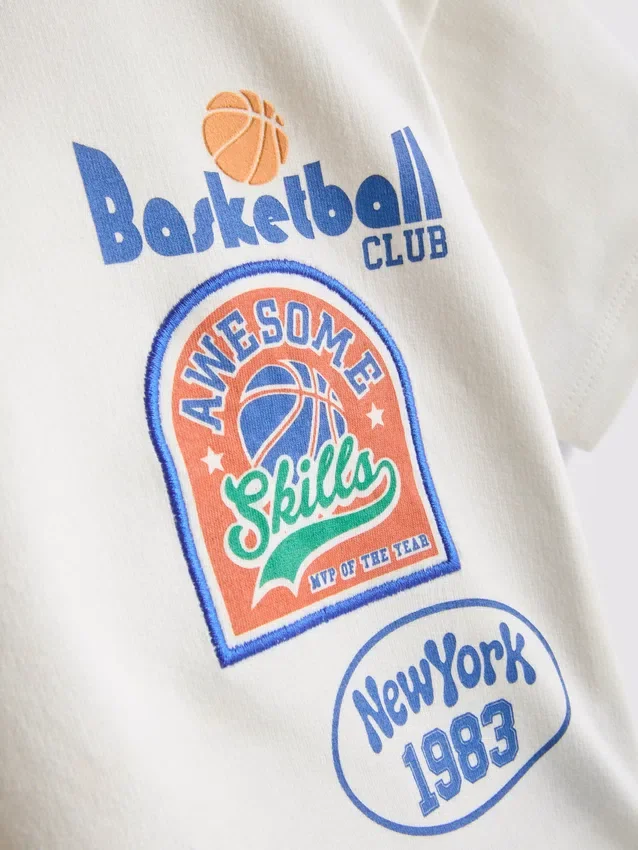 0–36 månader | Set med T-shirt och shorts med basketmotiv