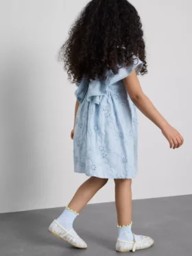 1,5–12 år | The Edit – blommig broderad smockklänning