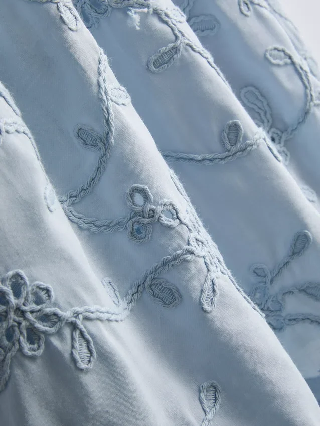 1,5–12 år | The Edit – blommig broderad smockklänning