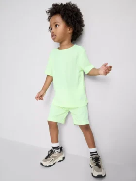 1,5–7 år | set med sport-T-shirt och shorts