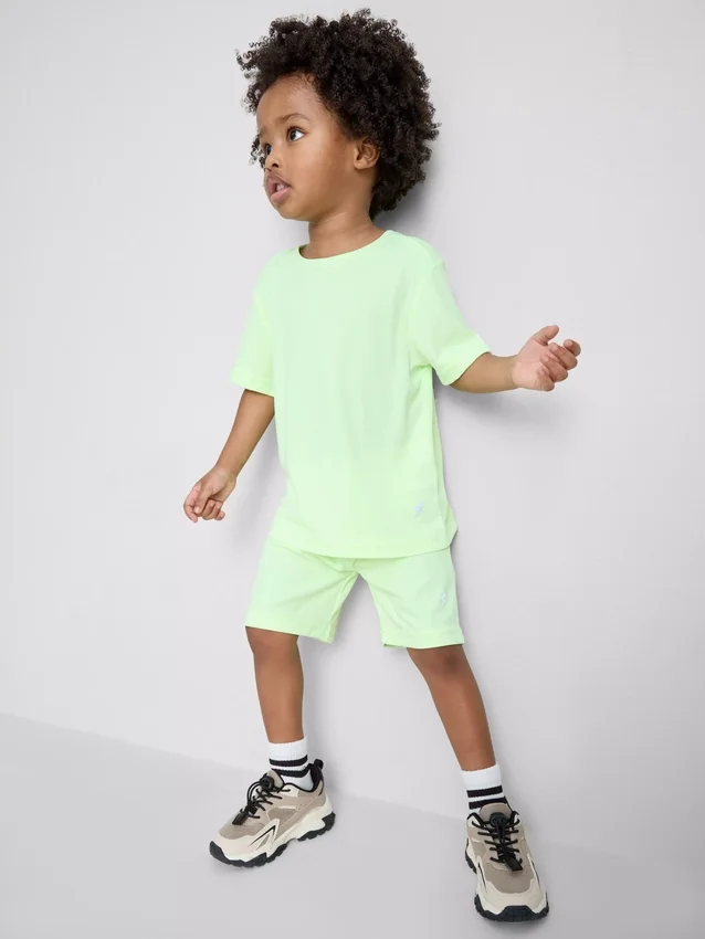 1,5–7 år | set med sport-T-shirt och shorts