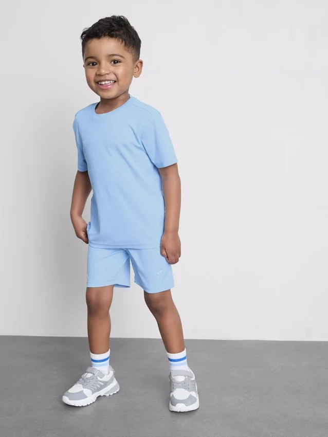 1,5–7 år | set med sport-T-shirt och shorts