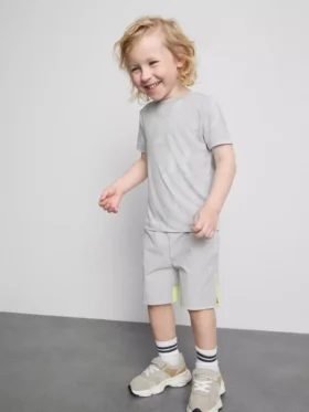 1,5–7 år | set med sport-T-shirt och shorts