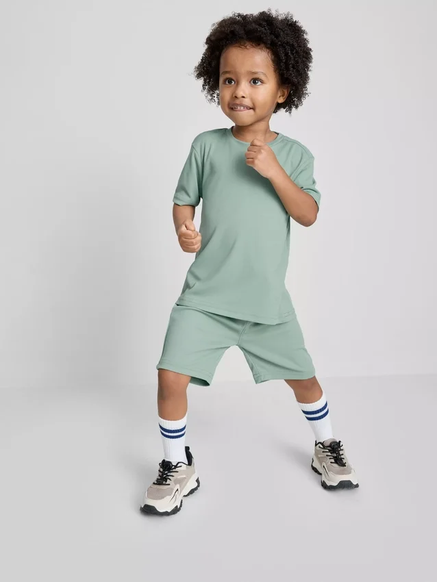 1,5–7 år | set med sport-T-shirt och shorts