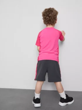 1,5–7 år | set med sport-T-shirt och shorts