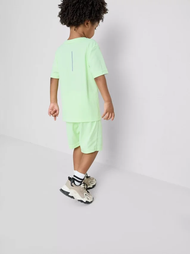 1,5–7 år | set med sport-T-shirt och shorts