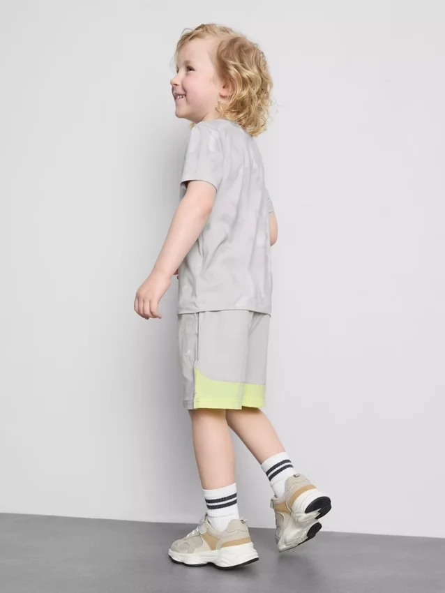 1,5–7 år | set med sport-T-shirt och shorts