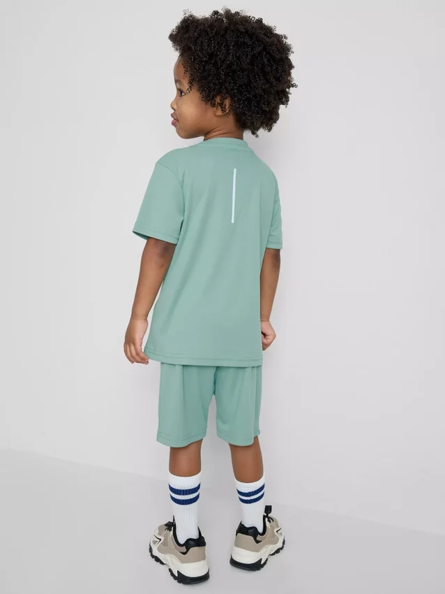 1,5–7 år | set med sport-T-shirt och shorts