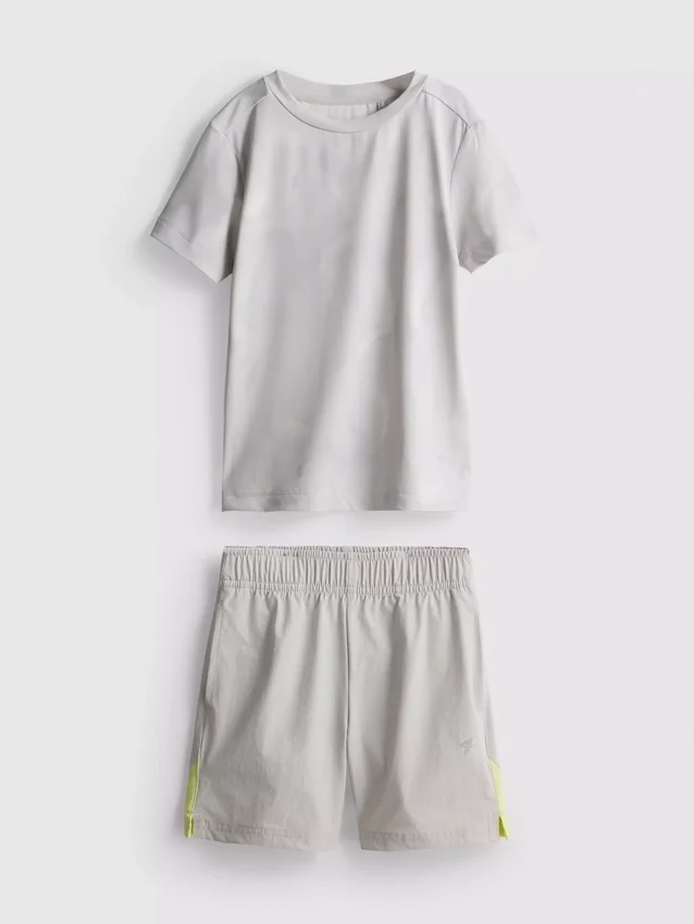1,5–7 år | set med sport-T-shirt och shorts