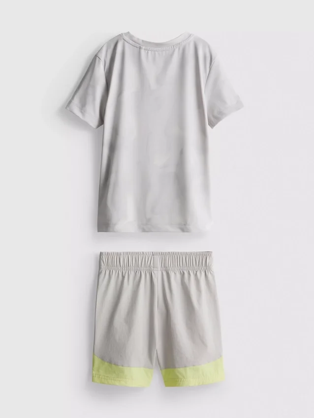 1,5–7 år | set med sport-T-shirt och shorts