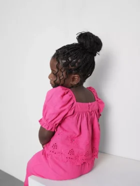 1,5–8 år | blus med blommigt broderi