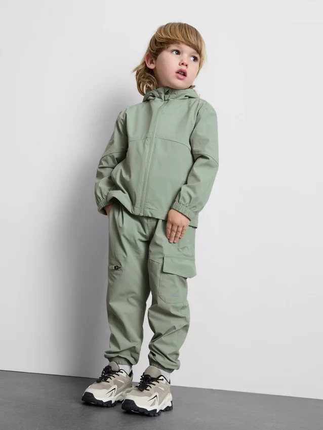 1,5–8 år | Sportset med hoodie med dragkedja och mjukisbyxor i cargostil