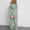 1,5–8 år | Sportset med hoodie med dragkedja och mjukisbyxor i cargostil