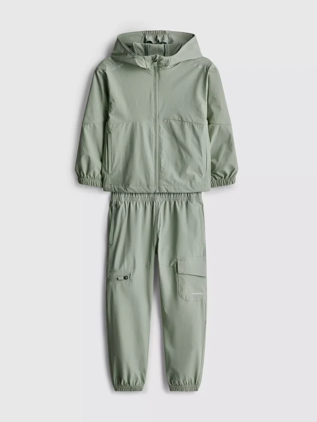 1,5–8 år | Sportset med hoodie med dragkedja och mjukisbyxor i cargostil