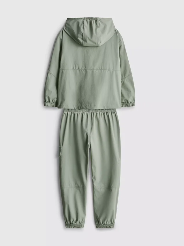 1,5–8 år | Sportset med hoodie med dragkedja och mjukisbyxor i cargostil