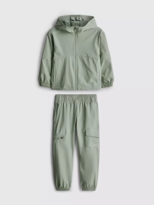 1,5–8 år | Sportset med hoodie med dragkedja och mjukisbyxor i cargostil