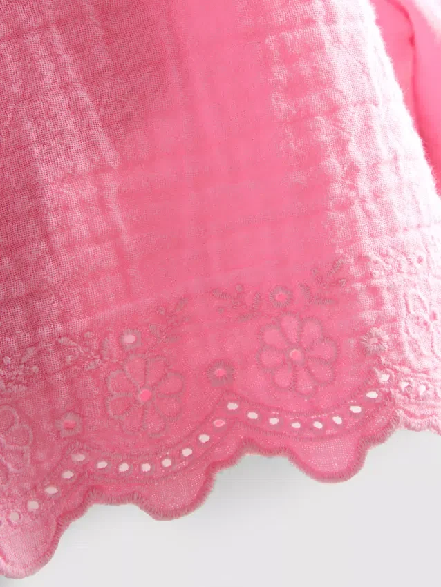 1,5–9 år | Broderad body med vågig kant