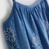 1,5–9 år | broderad cami-klänning i chambray