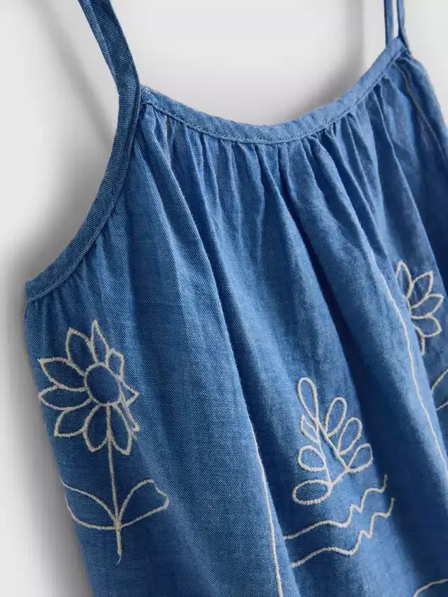 1,5–9 år | broderad cami-klänning i chambray