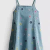 1,5–9 år | broderad denimklänning