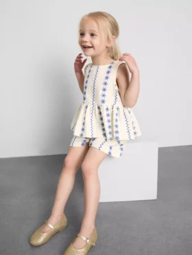 1,5–9 år | Set med broderad blus och shorts