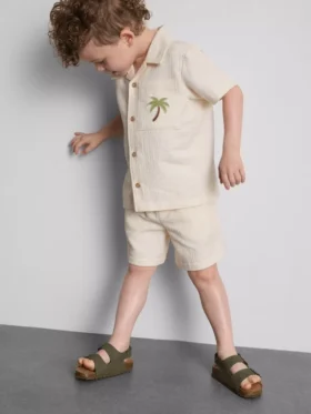 1,5–9 år | Set med broderad skjorta och shorts