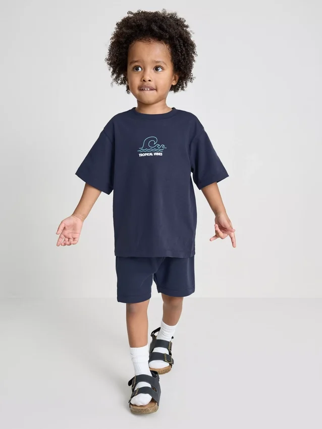 1,5–9 år | Set med T-shirt och shorts med tropiskt tryck