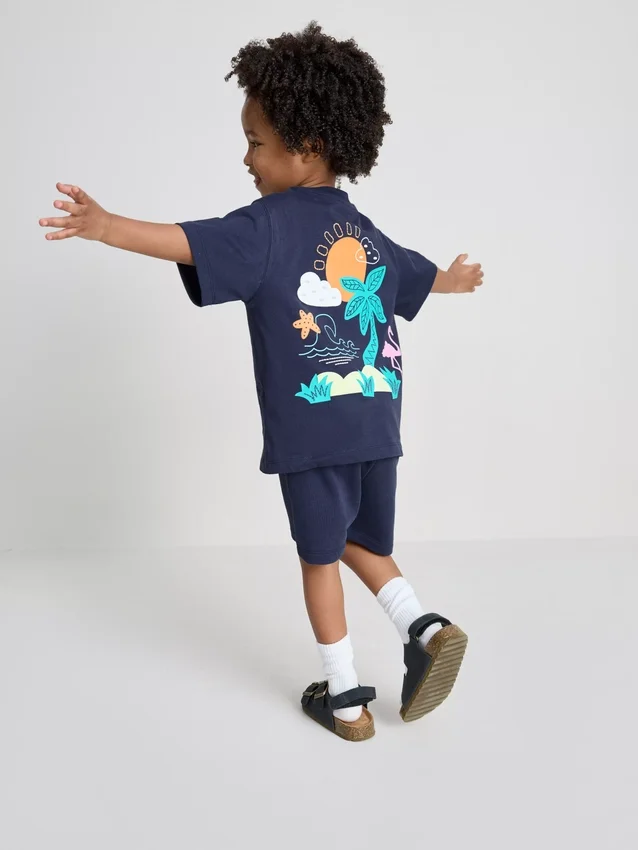 1,5–9 år | Set med T-shirt och shorts med tropiskt tryck