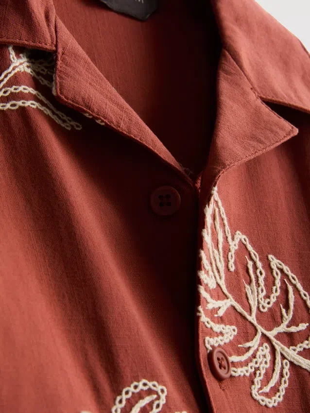 1,5–9 år | skjorta med broderat lövmotiv