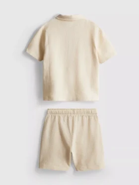 1–9 år | Set med strukturerad polotröja och shorts