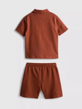1–9 år | Set med strukturerad polotröja och shorts