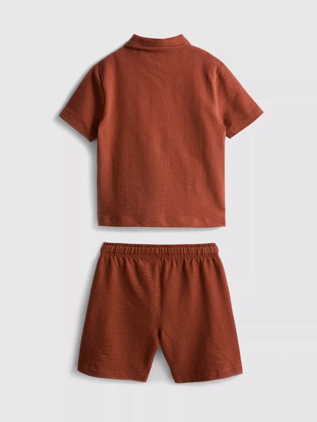 1–9 år | Set med strukturerad polotröja och shorts