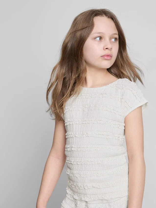 7–15 år | Blus med krusade kapärmar och spetskant