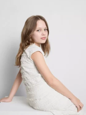 7–15 år | Blus med krusade kapärmar och spetskant