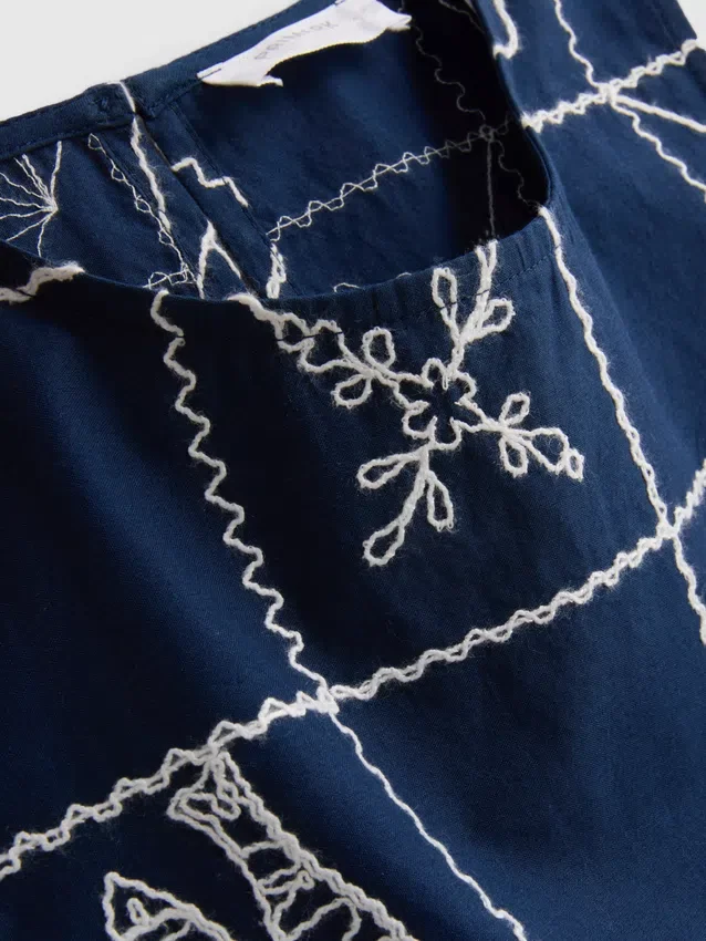 7–15 år | broderad ärmlös blus