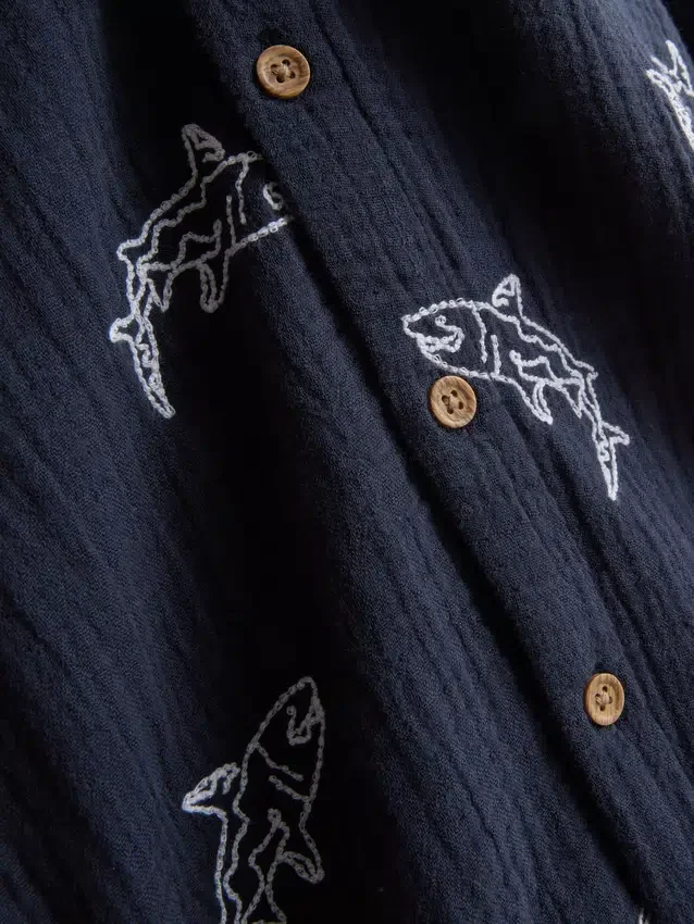 7–15 år | broderad skjorta med knappar