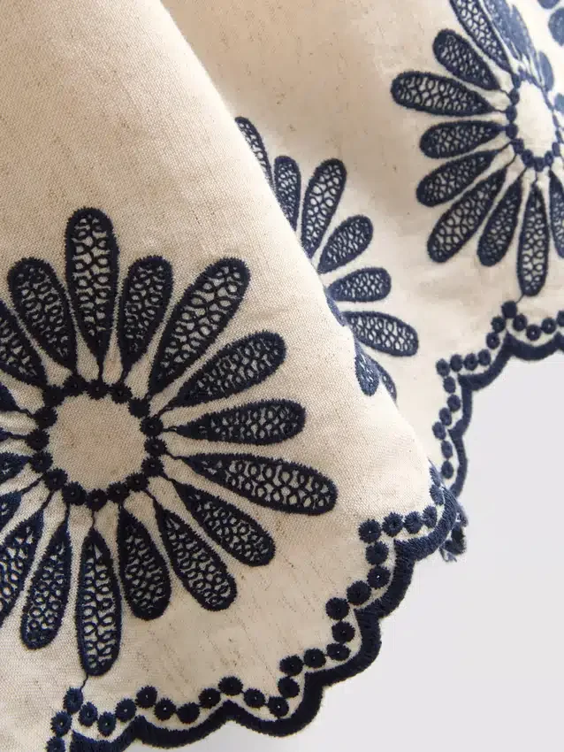 7–15 år | broderad smockklänning med spaghettiband