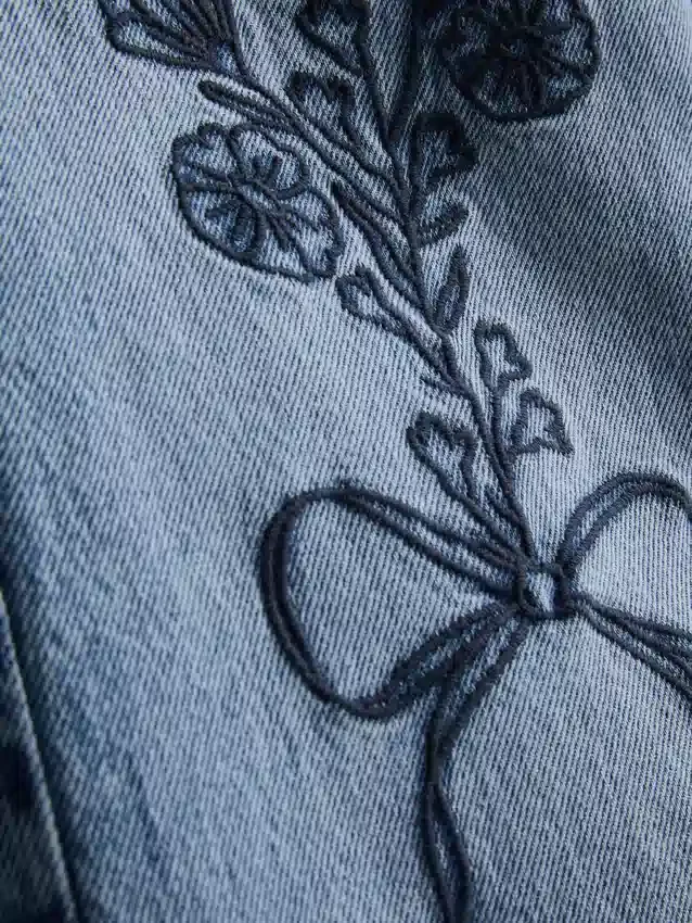7–15 år | Jeans med breda ben och broderad blommig rosett