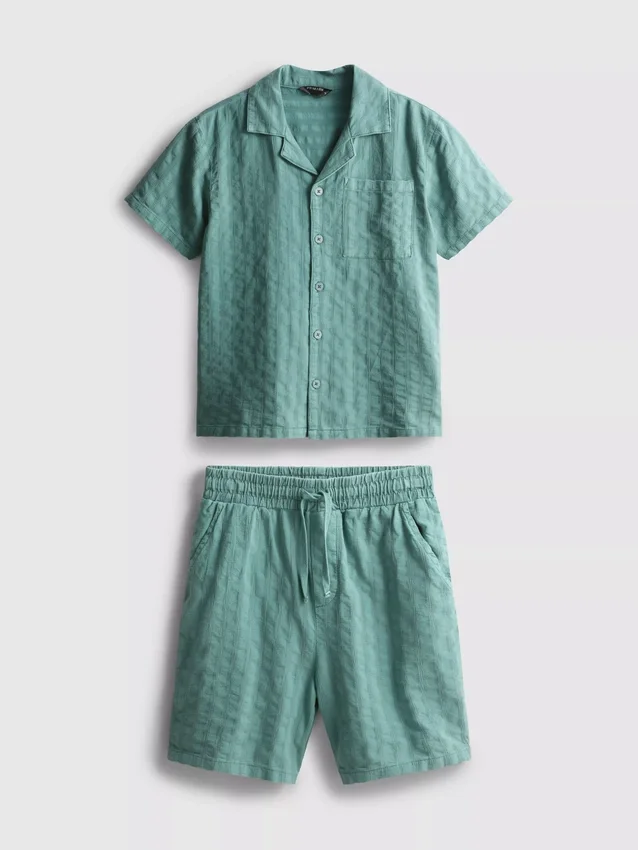 7–15 år | Set med kortärmad knäppskjorta och shorts i texturerat tyg