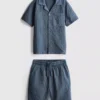 7–15 år | Set med kortärmad knäppskjorta och shorts i texturerat tyg
