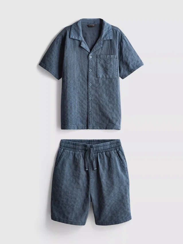 7–15 år | Set med kortärmad knäppskjorta och shorts i texturerat tyg