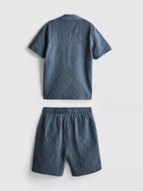 7–15 år | Set med kortärmad knäppskjorta och shorts i texturerat tyg