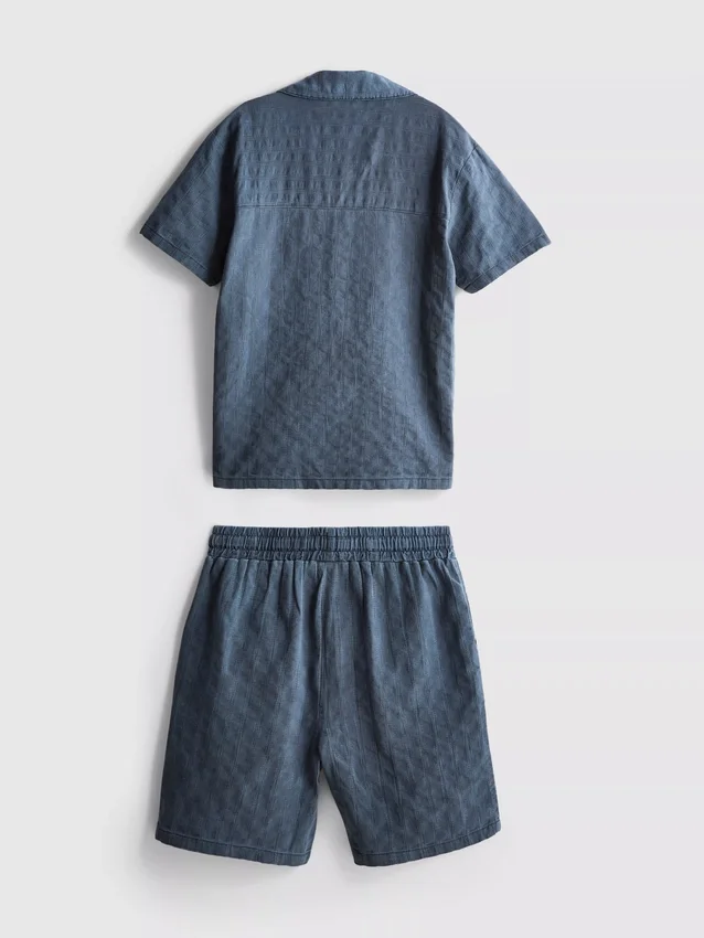 7–15 år | Set med kortärmad knäppskjorta och shorts i texturerat tyg
