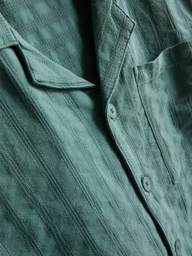 7–15 år | Set med kortärmad knäppskjorta och shorts i texturerat tyg