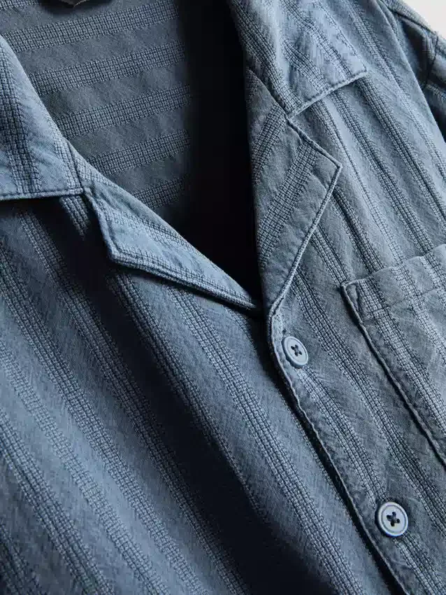 7–15 år | Set med kortärmad knäppskjorta och shorts i texturerat tyg