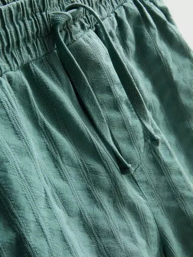 7–15 år | Set med kortärmad knäppskjorta och shorts i texturerat tyg